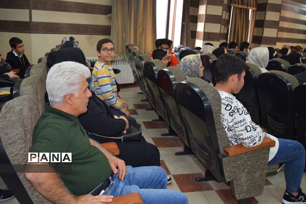 مراسم تقدیر از دانش‌آموزان برتر درسی و اخلاقی دبیرستان هیات امنایی شهید عاشوری منطقه ۱۴