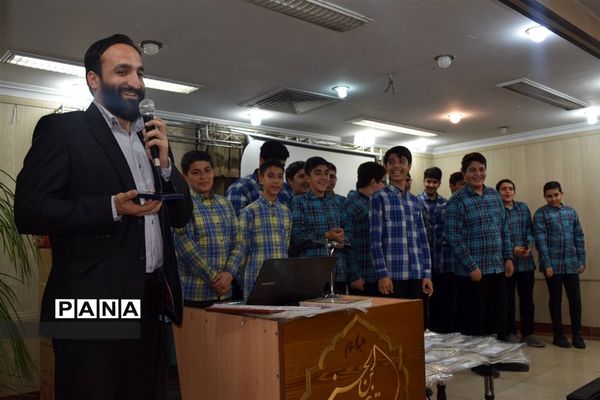 مراسم تقدیر از دانش‌آموزان برتر درسی و اخلاقی دبیرستان هیات امنایی شهید عاشوری منطقه ۱۴