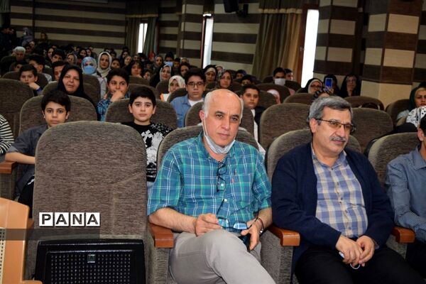 مراسم تقدیر از دانش‌آموزان برتر درسی و اخلاقی دبیرستان هیات امنایی شهید عاشوری منطقه ۱۴