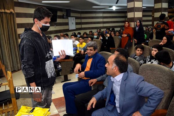 مراسم تقدیر از دانش‌آموزان برتر درسی و اخلاقی دبیرستان هیات امنایی شهید عاشوری منطقه ۱۴