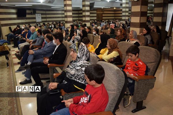 مراسم تقدیر از دانش‌آموزان برتر درسی و اخلاقی دبیرستان هیات امنایی شهید عاشوری منطقه ۱۴