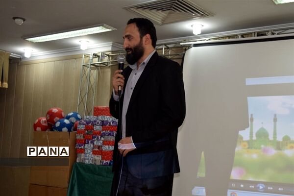 مراسم تقدیر از دانش‌آموزان برتر درسی و اخلاقی دبیرستان هیات امنایی شهید عاشوری منطقه ۱۴