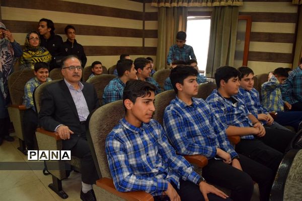 مراسم تقدیر از دانش‌آموزان برتر درسی و اخلاقی دبیرستان هیات امنایی شهید عاشوری منطقه ۱۴