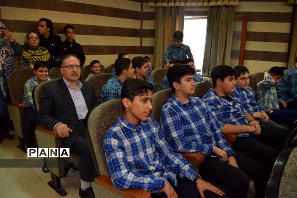 مراسم تقدیر از دانش‌آموزان برتر درسی و اخلاقی دبیرستان هیات امنایی شهید عاشوری منطقه ۱۴