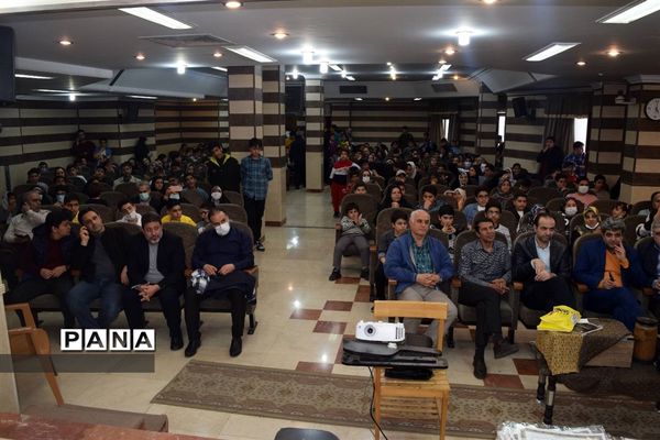مراسم تقدیر از دانش‌آموزان برتر درسی و اخلاقی دبیرستان هیات امنایی شهید عاشوری منطقه ۱۴