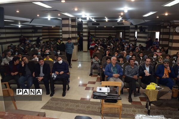 مراسم تقدیر از دانش‌آموزان برتر درسی و اخلاقی دبیرستان هیات امنایی شهید عاشوری منطقه ۱۴