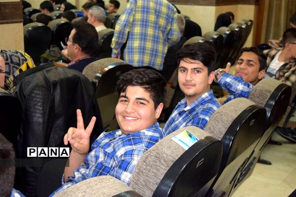 مراسم تقدیر از دانش‌آموزان برتر درسی و اخلاقی دبیرستان هیات امنایی شهید عاشوری منطقه ۱۴