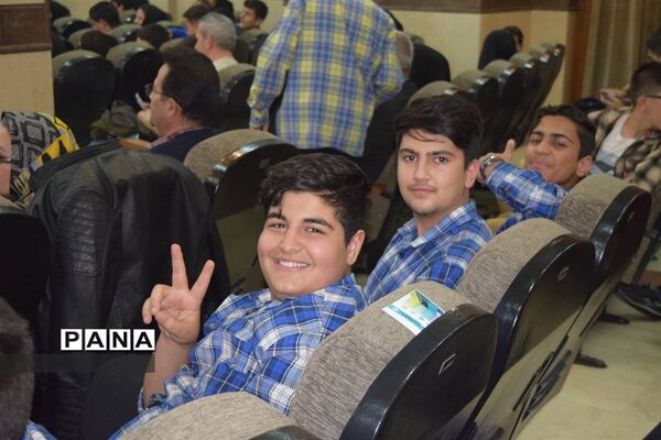 مراسم تقدیر از دانش‌آموزان برتر درسی و اخلاقی دبیرستان هیات امنایی شهید عاشوری منطقه ۱۴