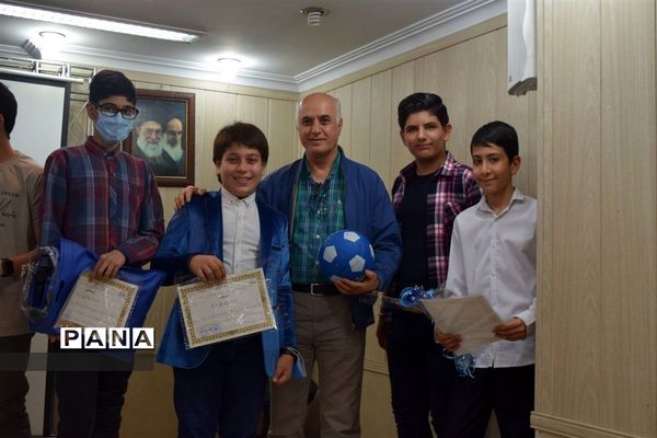 مراسم تقدیر از دانش‌آموزان برتر درسی و اخلاقی دبیرستان هیات امنایی شهید عاشوری منطقه ۱۴