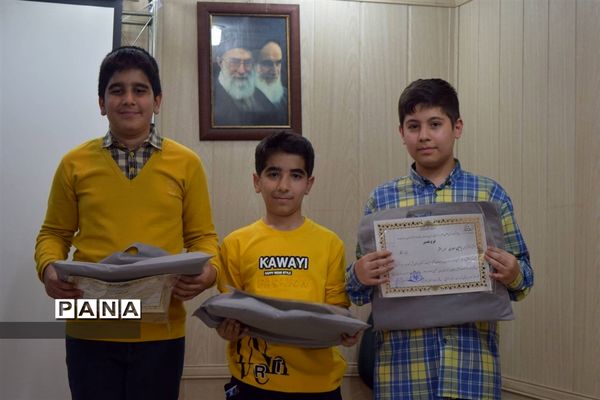 مراسم تقدیر از دانش‌آموزان برتر درسی و اخلاقی دبیرستان هیات امنایی شهید عاشوری منطقه ۱۴