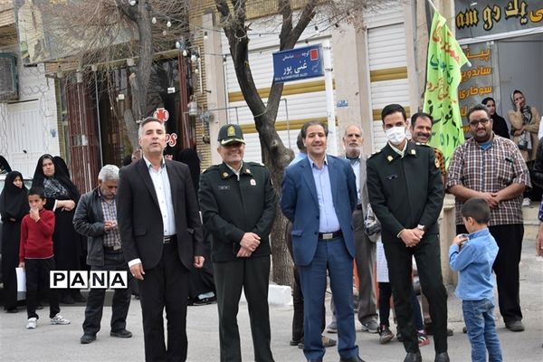 اجرای  سرود «سربازان فرمانده» توسط دانش‌آموزان دهه نودی‌ بهابادی