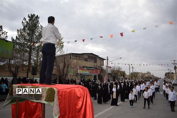 اجرای  سرود «سربازان فرمانده» توسط دانش‌آموزان دهه نودی‌ بهابادی