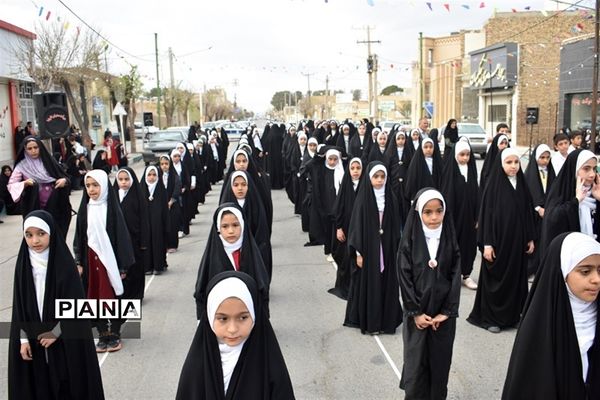 اجرای  سرود «سربازان فرمانده» توسط دانش‌آموزان دهه نودی‌ بهابادی