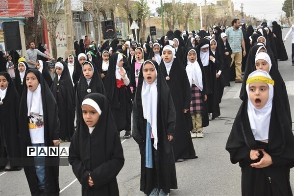 اجرای  سرود «سربازان فرمانده» توسط دانش‌آموزان دهه نودی‌ بهابادی