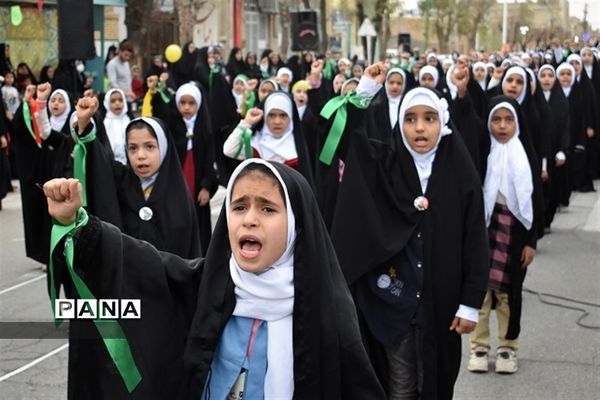 اجرای  سرود «سربازان فرمانده» توسط دانش‌آموزان دهه نودی‌ بهابادی