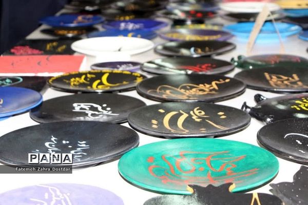 نمایشگاه دست سازه‌ها و تجلیل از برترین‌های دبیرستان دخترانه شاهد سمنان