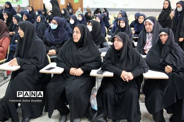 نمایشگاه دست سازه‌ها و تجلیل از برترین‌های دبیرستان دخترانه شاهد سمنان