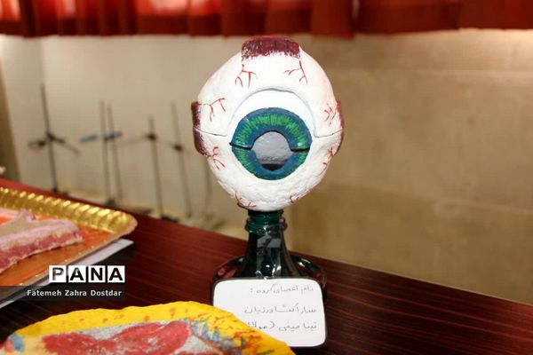 نمایشگاه دست سازه‌ها و تجلیل از برترین‌های دبیرستان دخترانه شاهد سمنان