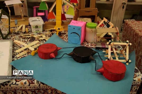 نمایشگاه دست سازه‌ها و تجلیل از برترین‌های دبیرستان دخترانه شاهد سمنان