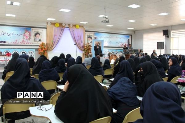 نمایشگاه دست سازه‌ها و تجلیل از برترین‌های دبیرستان دخترانه شاهد سمنان