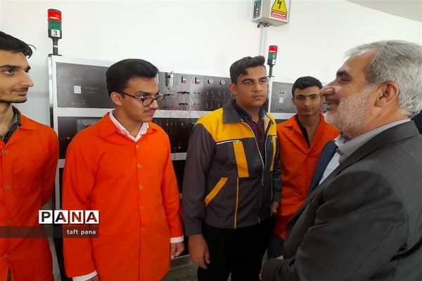 بازدید وزیر آموزش‌ و پرورش از هنرستان کار و دانش شهرستان تفت
