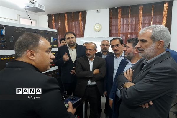 بازدید وزیر آموزش‌ و پرورش از هنرستان کار و دانش شهرستان تفت