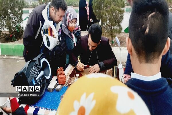 راهپیمایی مردم قم در هوای بارانی مسجد جمکران