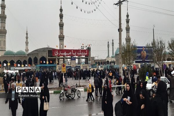 راهپیمایی مردم قم در هوای بارانی مسجد جمکران