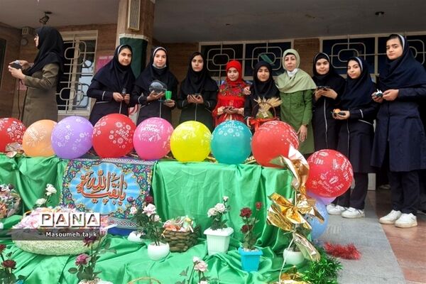 تجلیل از برگزیدگان علمی  مدرسه حضرت زینب(س) در شهرستان‌قرچک