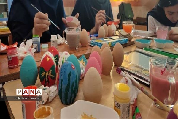 رنگ‌آمیزی وسائل سفره هفت‌سین درآموزشگاه فرزانگان 2 اسلامشهر