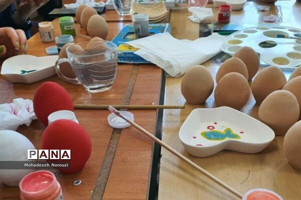 رنگ‌آمیزی وسائل سفره هفت‌سین درآموزشگاه فرزانگان 2 اسلامشهر