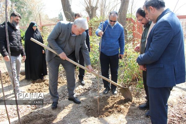 مراسم درختکاری به‌مناسبت گرامیداشت هفته منابع طبیعی اداره آموزش و پرورش منطقه 16