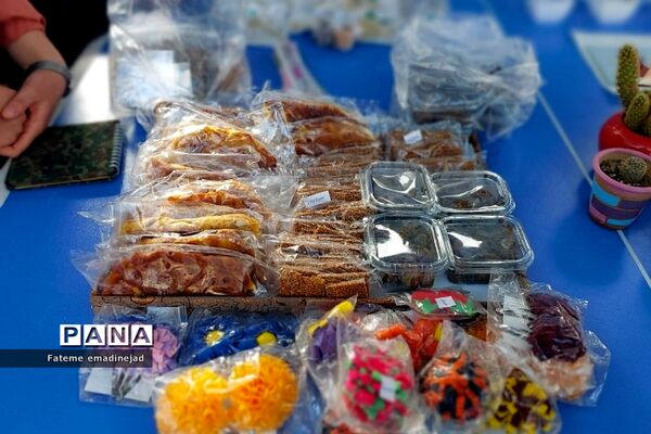 برپایی بازاچه جشنواره خوارزمی در دبیرستان آزاده رودهن