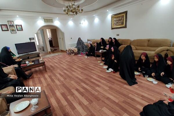 دیدار دختران گروه سرود ساکنان آسمان با خانواده شهدای شهرستان پیشوا