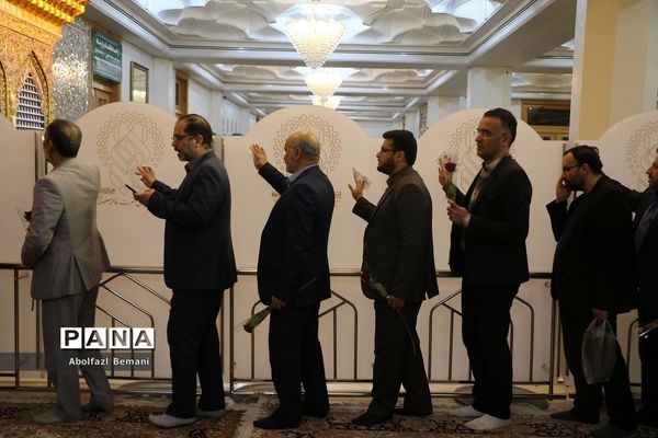 غبارروبی حرم حضرت معصومه(س) با حضور اعضای ستاد اسکان نوروزی فرهنگیان