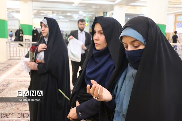 غبارروبی حرم حضرت معصومه(س) با حضور اعضای ستاد اسکان نوروزی فرهنگیان