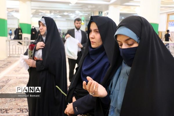 غبارروبی حرم حضرت معصومه(س) با حضور اعضای ستاد اسکان نوروزی فرهنگیان