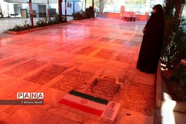 روایتگری راوی معلمان قم در گلزار شهدا