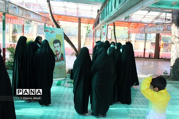 روایتگری راوی معلمان قم در گلزار شهدا