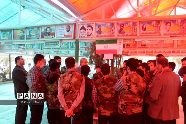 روایتگری راوی معلمان قم در گلزار شهدا