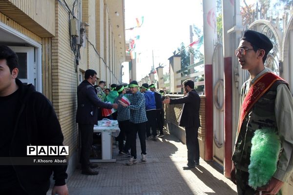 روایتگری راوی معلمان قم در گلزار شهدا