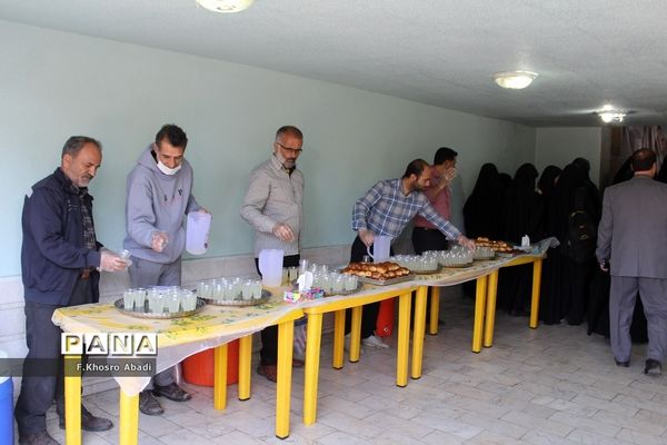 روایتگری راوی معلمان قم در گلزار شهدا