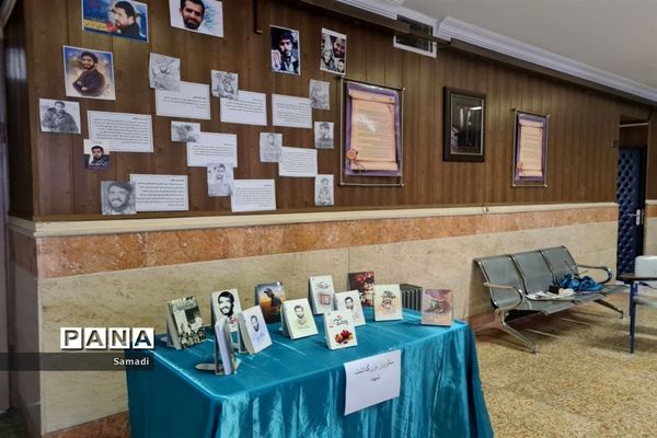 غبارروبی و عطر افشانی گلزار شهدای گمنام توسط دانش‌آموزان