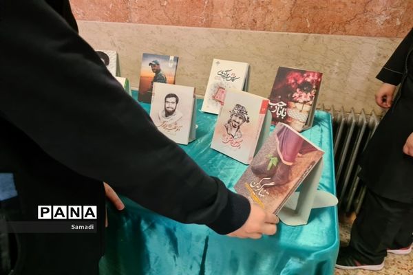 غبارروبی و عطر افشانی گلزار شهدای گمنام توسط دانش‌آموزان