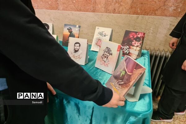 غبارروبی و عطر افشانی گلزار شهدای گمنام توسط دانش‌آموزان