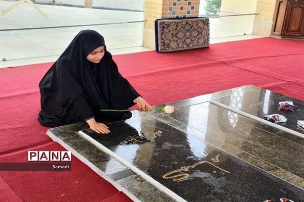 غبارروبی و عطر افشانی گلزار شهدای گمنام توسط دانش‌آموزان