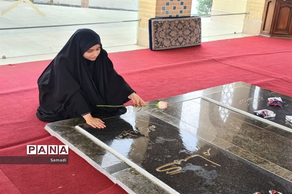 غبارروبی و عطر افشانی گلزار شهدای گمنام توسط دانش‌آموزان