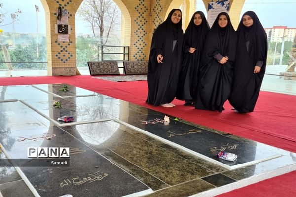 غبارروبی و عطر افشانی گلزار شهدای گمنام توسط دانش‌آموزان