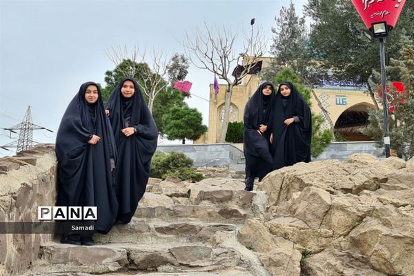 غبارروبی و عطر افشانی گلزار شهدای گمنام توسط دانش‌آموزان