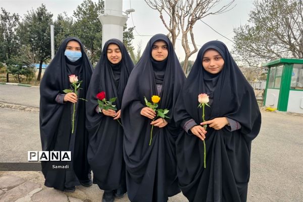 غبارروبی و عطر افشانی گلزار شهدای گمنام توسط دانش‌آموزان